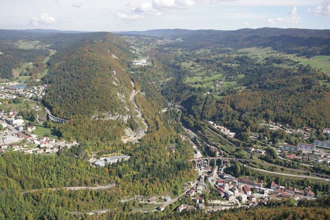 Vue aérienne des ouvrages de Morbier et Morez, depuis le sud-ouest. PK de 044.000 à 050.000. © Région Bourgogne-Franche-Comté, Inventaire du patrimoine Vue aérienne des ouvrages de Morbier et Morez, depuis le sud-ouest. PK de 044.000 à 050.000. © Région Bourgogne-Franche-Comté, Inventaire du patrimoine
