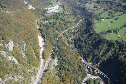 Vue aérienne des ouvrages situés entre les viaducs des Crottes et de la Source, depuis le sud-ouest. © Région Bourgogne-Franche-Comté, Inventaire du patrimoine Vue aérienne des ouvrages situés entre les viaducs des Crottes et de la Source, depuis le sud-ouest. © Région Bourgogne-Franche-Comté, Inventaire du patrimoine
