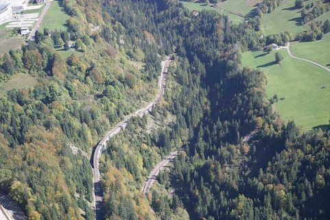 Vue aérienne de la vallée et des accès au tunnel, depuis le sud-ouest. © Région Bourgogne-Franche-Comté, Inventaire du patrimoine