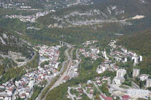 Vue aérienne du bas de Morez et des quartiers de Villedieu et Sur le Puits, depuis le sud. © Région Bourgogne-Franche-Comté, Inventaire du patrimoine Vue aérienne du bas de Morez et des quartiers de Villedieu et Sur le Puits, depuis le sud. © Région Bourgogne-Franche-Comté, Inventaire du patrimoine