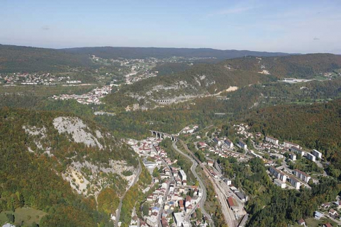 Au premier plan, la ville de Morez ; à l'arrière-plan à gauche, celle de Morbier. © Région Bourgogne-Franche-Comté, Inventaire du patrimoine