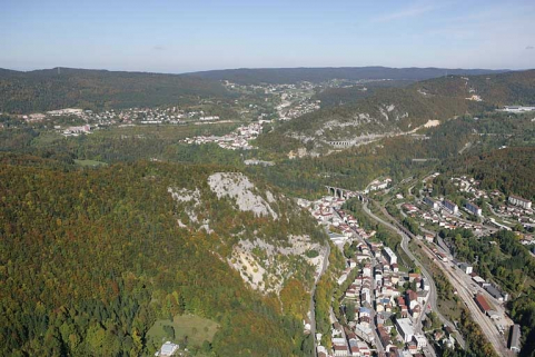 Vue aérienne du bas de la ville et du confluent de la Bienne et de l'Evalude, depuis le sud. © Région Bourgogne-Franche-Comté, Inventaire du patrimoine Vue aérienne du bas de la ville et du confluent de la Bienne et de l'Evalude, depuis le sud. © Région Bourgogne-Franche-Comté, Inventaire du patrimoine