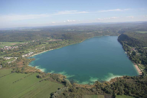 Vue aérienne du lac, depuis l'ouest. © Région Bourgogne-Franche-Comté, Inventaire du patrimoine Vue aérienne du lac, depuis l'ouest. © Région Bourgogne-Franche-Comté, Inventaire du patrimoine