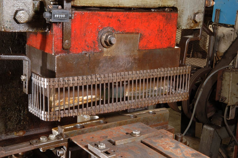 Détail de la lame et de la grille de protection. © Région Bourgogne-Franche-Comté, Inventaire du patrimoine Détail de la lame et de la grille de protection. © Région Bourgogne-Franche-Comté, Inventaire du patrimoine