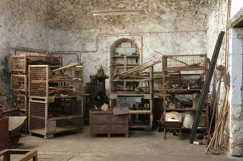 Angle sud de la forge du Bas : caisses d'outils, de modèles et martinet. © Région Bourgogne-Franche-Comté, Inventaire du patrimoine Angle sud de la forge du Bas : caisses d'outils, de modèles et martinet. © Région Bourgogne-Franche-Comté, Inventaire du patrimoine