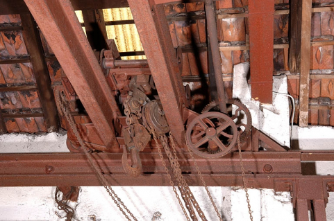 Atelier dit des Balanciers. Le palan du pont roulant. © Région Bourgogne-Franche-Comté, Inventaire du patrimoine Atelier dit des Balanciers. Le palan du pont roulant. © Région Bourgogne-Franche-Comté, Inventaire du patrimoine