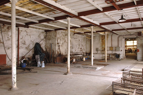 Vue d'ensemble de l'atelier de polissage. © Région Bourgogne-Franche-Comté, Inventaire du patrimoine Vue d'ensemble de l'atelier de polissage. © Région Bourgogne-Franche-Comté, Inventaire du patrimoine