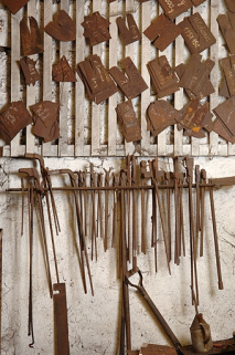 Forge du Bas. Modèles et pinces situés à proximité du laminoir. © Région Bourgogne-Franche-Comté, Inventaire du patrimoine Forge du Bas. Modèles et pinces situés à proximité du laminoir. © Région Bourgogne-Franche-Comté, Inventaire du patrimoine