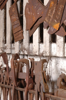 Forge du Bas. Détail de modèles et pinces situés à proximité du laminoir. © Région Bourgogne-Franche-Comté, Inventaire du patrimoine Forge du Bas. Détail de modèles et pinces situés à proximité du laminoir. © Région Bourgogne-Franche-Comté, Inventaire du patrimoine