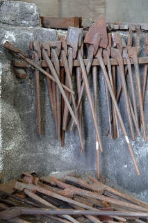 Forge du Bas. Pinces utilisées avec les martinets. © Région Bourgogne-Franche-Comté, Inventaire du patrimoine Forge du Bas. Pinces utilisées avec les martinets. © Région Bourgogne-Franche-Comté, Inventaire du patrimoine