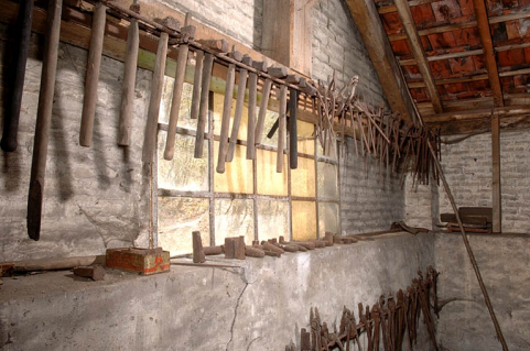 Outillage suspendu dans le local de stockage des gabarits et modèles. © Région Bourgogne-Franche-Comté, Inventaire du patrimoine Outillage suspendu dans le local de stockage des gabarits et modèles. © Région Bourgogne-Franche-Comté, Inventaire du patrimoine