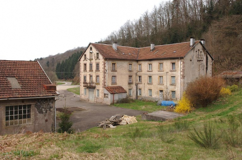 Le bâtiment des logements et bureaux depuis l'est. © Région Bourgogne-Franche-Comté, Inventaire du patrimoine Le bâtiment des logements et bureaux depuis l'est. © Région Bourgogne-Franche-Comté, Inventaire du patrimoine