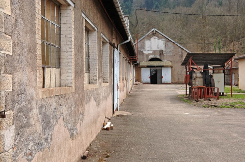 La cour depuis le nord-ouest. A droite : cisaille à billettes. © Région Bourgogne-Franche-Comté, Inventaire du patrimoine La cour depuis le nord-ouest. A droite : cisaille à billettes. © Région Bourgogne-Franche-Comté, Inventaire du patrimoine