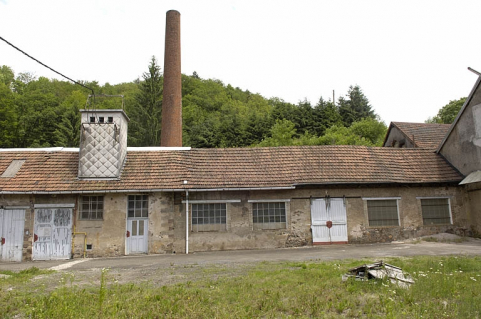 Façade sud-ouest de l'atelier de polissage. © Région Bourgogne-Franche-Comté, Inventaire du patrimoine Façade sud-ouest de l'atelier de polissage. © Région Bourgogne-Franche-Comté, Inventaire du patrimoine