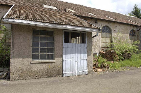 Local de stockage des ébauches et façade sud-ouest de la forge du Bas. © Région Bourgogne-Franche-Comté, Inventaire du patrimoine Local de stockage des ébauches et façade sud-ouest de la forge du Bas. © Région Bourgogne-Franche-Comté, Inventaire du patrimoine