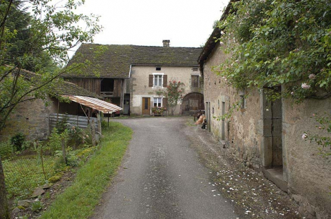 Atelier de saboterie, logis et parties agricoles vus depuis l'entrée. © Région Bourgogne-Franche-Comté, Inventaire du patrimoine