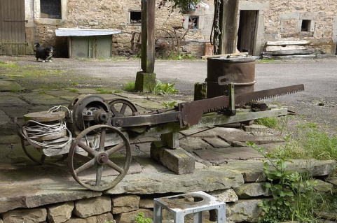 Tronçonneuse artisanale placée sous l'auvent de l'atelier. © Région Bourgogne-Franche-Comté, Inventaire du patrimoine