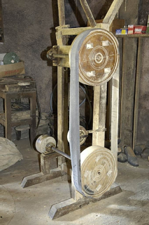 Premier étage. Polissoir à bande. © Région Bourgogne-Franche-Comté, Inventaire du patrimoine