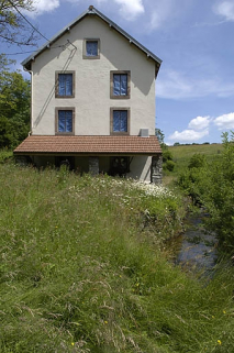 Façade nord-ouest et appentis abritant la turbine. © Région Bourgogne-Franche-Comté, Inventaire du patrimoine