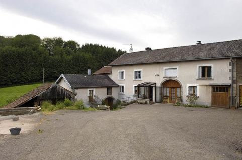 Le moulin et la ferme depuis l'entrée. © Région Bourgogne-Franche-Comté, Inventaire du patrimoine