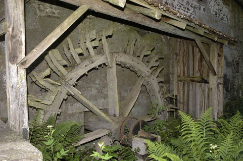 Détail de la roue hydraulique en dessous. © Région Bourgogne-Franche-Comté, Inventaire du patrimoine