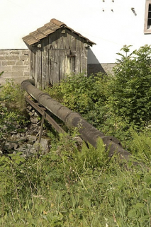 Conduite forcée et bâtiment d'eau abritant la turbine. © Région Bourgogne-Franche-Comté, Inventaire du patrimoine