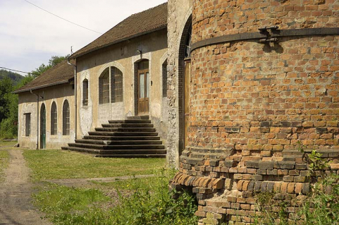 Façade postérieure et détail de la base de la cheminée. © Région Bourgogne-Franche-Comté, Inventaire du patrimoine