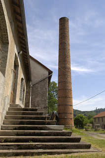 Escalier sur la façade postérieure et cheminée. © Région Bourgogne-Franche-Comté, Inventaire du patrimoine