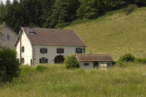 Logement ouvrier. Au premier plan : ancien bassin de retenue de la turbine. © Région Bourgogne-Franche-Comté, Inventaire du patrimoine