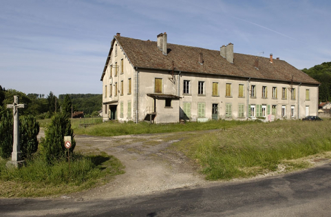 Ancien logement patronal, devenu logement ouvrier, depuis l'est. © Région Bourgogne-Franche-Comté, Inventaire du patrimoine