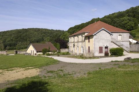 Vue de trois quarts de l'ancienne menuiserie et forge. © Région Bourgogne-Franche-Comté, Inventaire du patrimoine