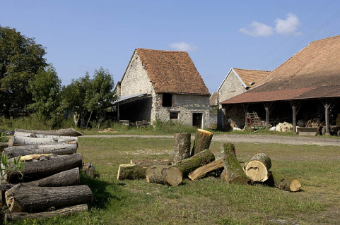 Bâtiments situés à l'ouest de la cour. © Région Bourgogne-Franche-Comté, Inventaire du patrimoine