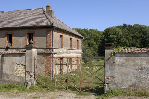 Entrée et bâtiment du logement et des bureaux. © Région Bourgogne-Franche-Comté, Inventaire du patrimoine Entrée et bâtiment du logement et des bureaux. © Région Bourgogne-Franche-Comté, Inventaire du patrimoine