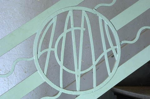 Bureau d'études. Détail du sigle ACMH sur le garde-corps de l'escalier. © Région Bourgogne-Franche-Comté, Inventaire du patrimoine