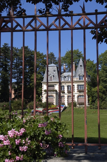 La demeure vue à travers les grilles du parc. © Région Bourgogne-Franche-Comté, Inventaire du patrimoine