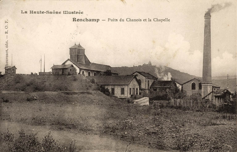 La Haute-Saône illustrée. Ronchamp - Puits du Chanois et la chapelle. © Région Bourgogne-Franche-Comté, Inventaire du patrimoine La Haute-Saône illustrée. Ronchamp - Puits du Chanois et la chapelle. © Région Bourgogne-Franche-Comté, Inventaire du patrimoine