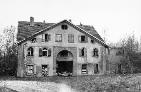 Bâtiment d'entrée ouest en 1977. Façade antérieure. © Région Bourgogne-Franche-Comté, Inventaire du patrimoine Bâtiment d'entrée ouest en 1977. Façade antérieure. © Région Bourgogne-Franche-Comté, Inventaire du patrimoine