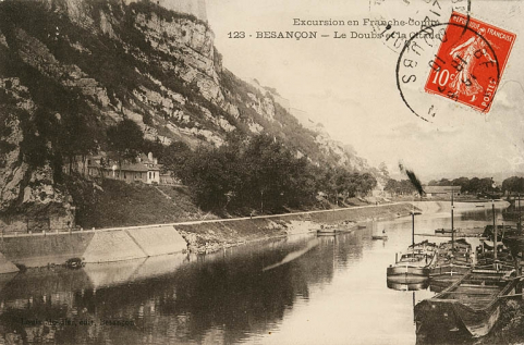 Excursion en Franche-Comté. 123 - Besançon - Le Doubs et la Citadelle à Rivotte [quai Porte taillée et partie amont du port au bois de Rivotte], avant 1911. © Région Bourgogne-Franche-Comté, Inventaire du patrimoine