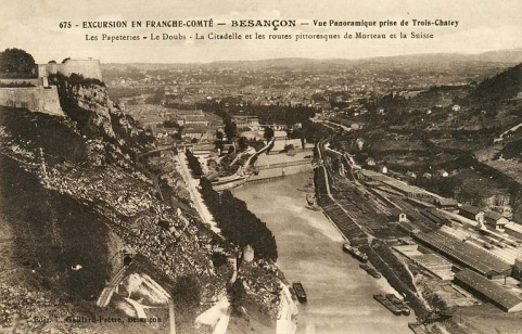 Excursion en Franche-Comté - Besançon. Vue panoramique prise de Trois-Chatey. Les Papeteries - Le Doubs - La Citadelle et les Routes pittoresques de Morteau et la Suisse [vue plongeante sur les ports de Rivotte et des Près-de-Vaux], décennie 1910. © Région Bourgogne-Franche-Comté, Inventaire du patrimoine