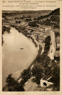 Besançon-les-Bains. - Le Doubs à Tarragnoz et vue sur Besançon [vue plongeante depuis l'aval], 1ère moitié 20e siècle. © Région Bourgogne-Franche-Comté, Inventaire du patrimoine