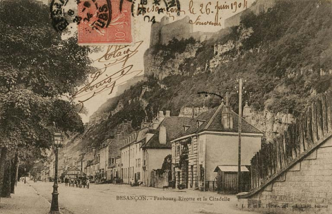 Besançon. - Faubourg Rivotte et la Citadelle [depuis la route sous le pont du chemin de fer], avant le 26 juin 1904. © Région Bourgogne-Franche-Comté, Inventaire du patrimoine