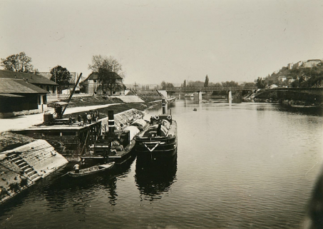 [Bateaux à vapeur au quai de la Compagnie générale de navigation Le Havre-Paris-Lyon-Marseille, sur le port de Rivotte], entre 1883 et 1910. © Région Bourgogne-Franche-Comté, Inventaire du patrimoine