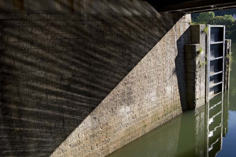 Vantail et bajoyer droit, depuis le passage sous le pont routier. © Région Bourgogne-Franche-Comté, Inventaire du patrimoine Vantail et bajoyer droit, depuis le passage sous le pont routier. © Région Bourgogne-Franche-Comté, Inventaire du patrimoine