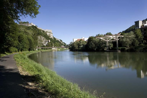 Le Doubs en amont de la Porte Taillée, depuis le chemin de halage rive gauche. © Région Bourgogne-Franche-Comté, Inventaire du patrimoine Le Doubs en amont de la Porte Taillée, depuis le chemin de halage rive gauche. © Région Bourgogne-Franche-Comté, Inventaire du patrimoine