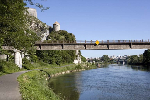 Chemin de halage et quai au niveau de la Porte Taillée. © Région Bourgogne-Franche-Comté, Inventaire du patrimoine Chemin de halage et quai au niveau de la Porte Taillée. © Région Bourgogne-Franche-Comté, Inventaire du patrimoine