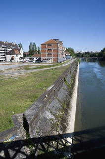 Entrepôt et quai, depuis l'amont. © Région Bourgogne-Franche-Comté, Inventaire du patrimoine Entrepôt et quai, depuis l'amont. © Région Bourgogne-Franche-Comté, Inventaire du patrimoine
