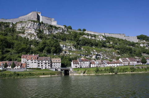 Vue d'ensemble de la partie amont du site, côté faubourg Rivotte. © Région Bourgogne-Franche-Comté, Inventaire du patrimoine Vue d'ensemble de la partie amont du site, côté faubourg Rivotte. © Région Bourgogne-Franche-Comté, Inventaire du patrimoine