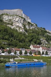 Port de Rivotte : péniche amarrée à l'emplacement du " petit port " (partie sud). © Région Bourgogne-Franche-Comté, Inventaire du patrimoine Port de Rivotte : péniche amarrée à l'emplacement du " petit port " (partie sud). © Région Bourgogne-Franche-Comté, Inventaire du patrimoine