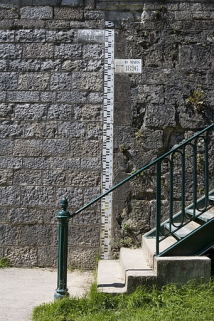 Echelle limnimétrique (ou hydrométrique), près du pont de la République. © Région Bourgogne-Franche-Comté, Inventaire du patrimoine