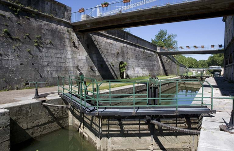 Vue d'ensemble rapprochée depuis l'amont, côté droit. © Région Bourgogne-Franche-Comté, Inventaire du patrimoine Vue d'ensemble rapprochée depuis l'amont, côté droit. © Région Bourgogne-Franche-Comté, Inventaire du patrimoine